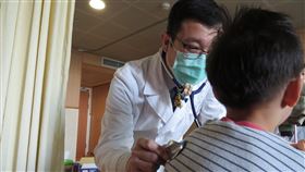 台中男童肺浸潤犯氣喘　竟是老爸害的（圖／台中慈濟醫院提供）