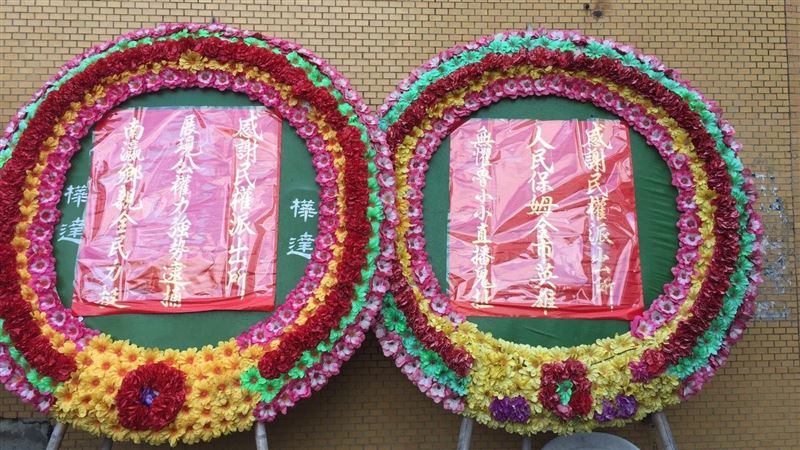 警銬蘇大媽！台南人贈花圈：全市英雄