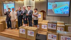 林昶佐牽線　長老教會捐贈英國醫療物資台灣基督長老教會在無黨籍立委林昶佐（右2）辦公室的協助下，28日捐贈非管制性醫療物資、1萬件PE防護衣，給英國教會旗下的醫療照顧機構。台灣基督教長老教會總會議長陳見岳（左3）、總會教會與社會委員會主委林仁謙（左）、英國在台辦事處代表唐凱琳（Catherine Elizabeth Nettleton）（右3）等人出席。中央社記者王飛華攝　109年5月28日