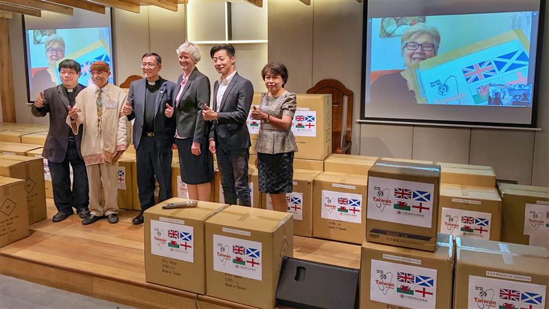 林昶佐牽線　長老教會捐防護衣至英國