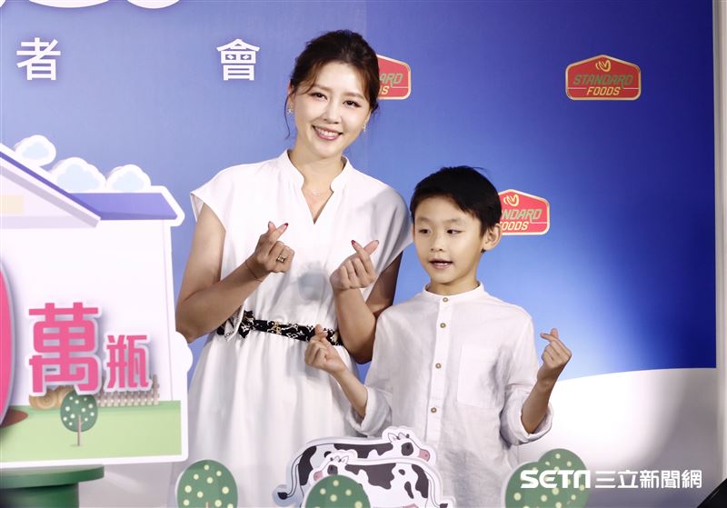 嚴立婷與7歲帥兒Willson受邀出席佳格福樂「以愛灌鈣」公益記者會。（圖／記者林聖凱攝影）