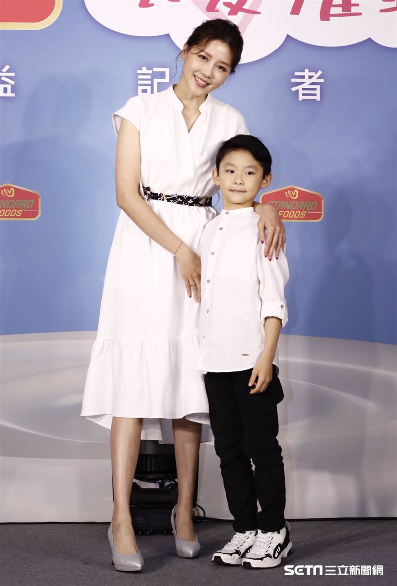 嚴立婷與7歲帥兒Willson受邀出席佳格福樂「以愛灌鈣」公益記者會。（圖／記者林聖凱攝影）