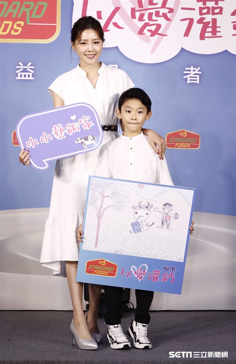 嚴立婷與7歲帥兒Willson受邀出席佳格福樂「以愛灌鈣」公益記者會。（圖／記者林聖凱攝影）