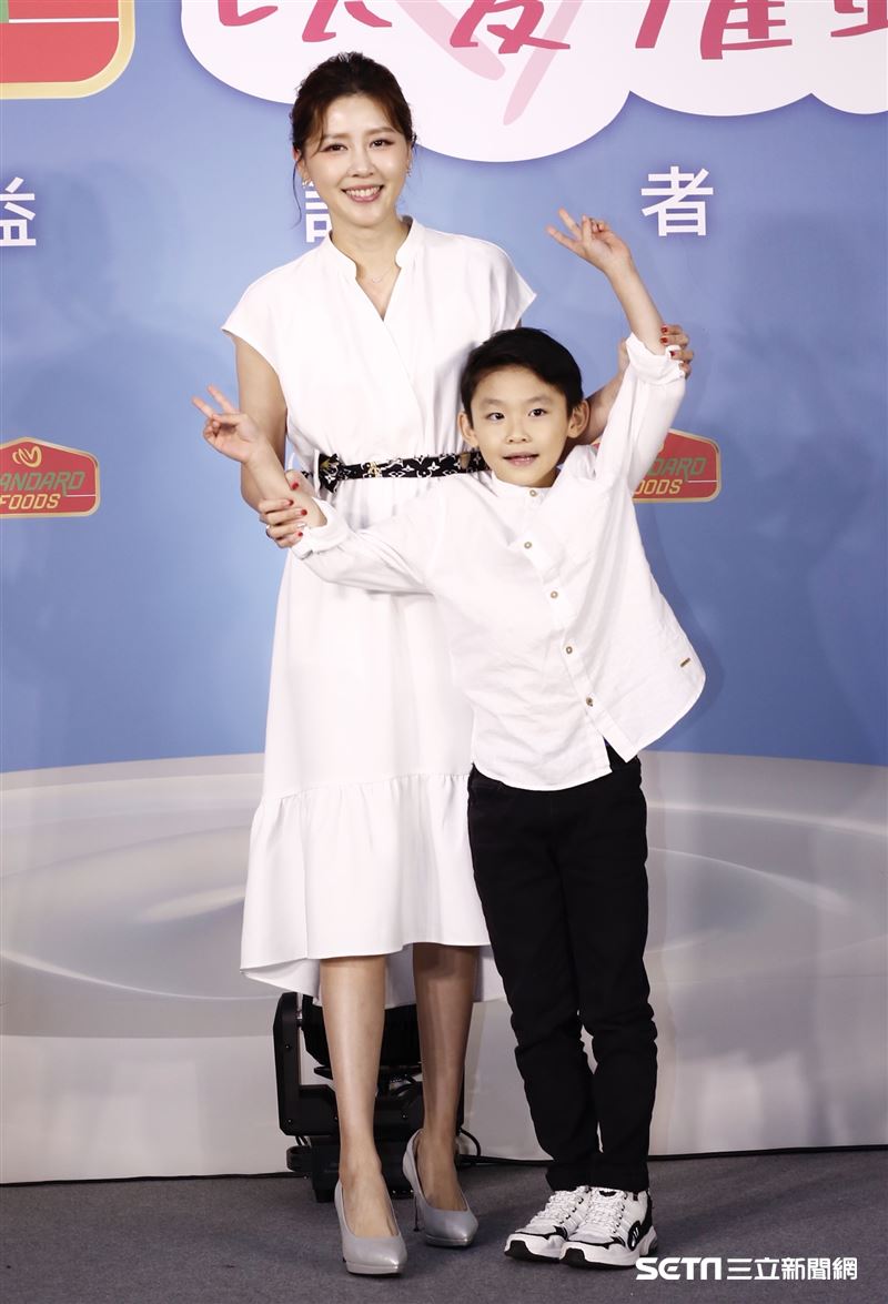 嚴立婷與7歲帥兒Willson受邀出席佳格福樂「以愛灌鈣」公益記者會。（圖／記者林聖凱攝影）