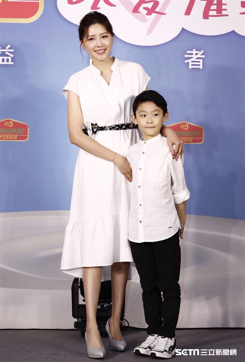 嚴立婷與7歲帥兒Willson受邀出席佳格福樂「以愛灌鈣」公益記者會。（圖／記者林聖凱攝影）