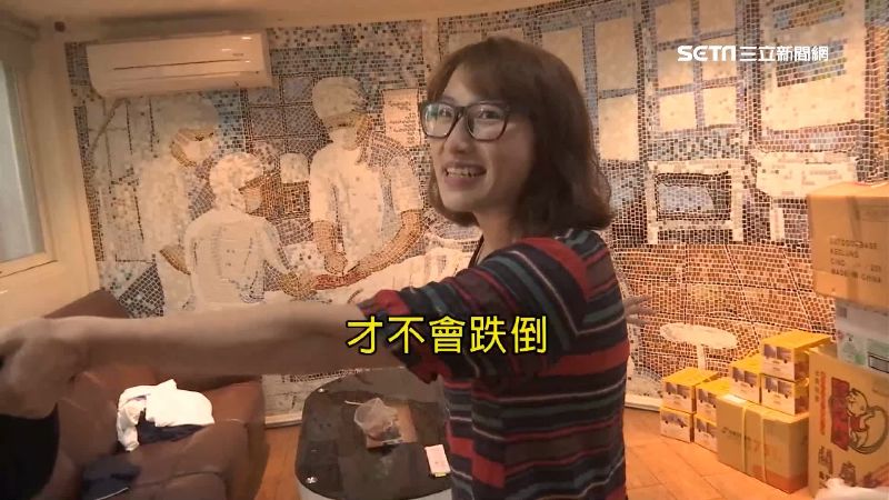 獨／腳濕險跌　她急煞美技HOLD住