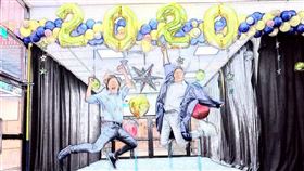 小哈利高中畢業，庾澄慶曬照祝福愛子。（圖／翻攝自庾澄慶臉書）