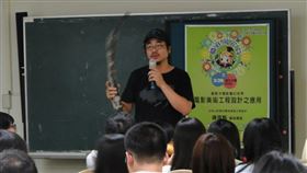 曾為電影「賽德克．巴萊」、「少年Pi的奇幻漂流」、「痞子英雄首部曲」等製作場景的藝術工作者鍾國艷，27日晚間在高雄病逝，享年50歲。消息傳出，他的友人、同業等均感震驚與難過。
圖／翻攝自鍾國艷臉書
https://www.facebook.com/photo.php?fbid=10214308415577548&set=pb.1631274115.-2207520000..&type=3&thea