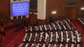 中國全國人大通過港版國安法授權立法決定中國第13屆全國人民代表大會第三次會議28日在北京人民大會堂舉行閉幕式。會議表決通過「全國人民代表大會關於建立健全香港特別行政區維護國家安全的法律制度和執行機制的決定」，授權制定港版國安法。（中新社提供）中央社  109年5月28日