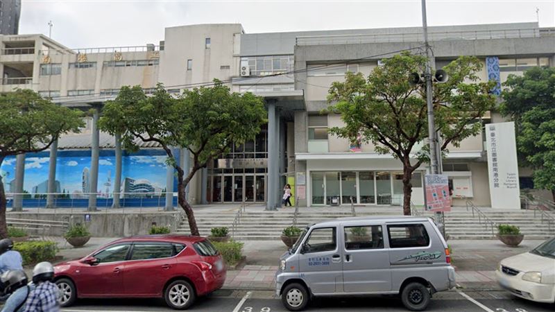 北市圖書館傳巨響　天花板「轟」崩落