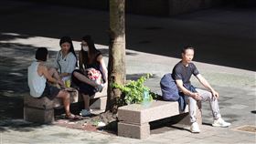 天氣穩定　太陽露臉中央氣象局預報，因鋒面南移到巴士海峽，24日各地天氣相對穩定。台北地區中午過後太陽露臉，民眾有的曬太陽、有的躲太陽。中央社記者鄭傑文攝　109年5月24日