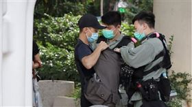 香港立法會28日在一片混亂中二讀通過「國歌條例草案」，下週預計完成三讀，侮辱中國國歌最高可判刑3年。圖為防暴警察27日在灣仔截查可疑示威者。中央社記者張謙香港攝　109年5月27日