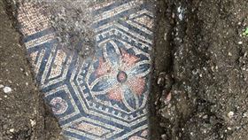 義大利內格拉爾市長格里森28日說，考古學家經歷近一世紀尋找後，在義大利北部葡萄園地下發現保存完美的古羅馬別墅馬賽克地板。(圖/翻攝自臉書)