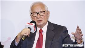 不畏疫情，張忠謀挺妻新書記者會，親筆序文好浪漫「除了台積電，還有芬」。（圖／記者林聖凱攝影）