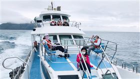 龜山島防疫旅遊上路　盼振興國內觀光市場隨著國內疫情趨緩，交通部觀光局28日邀請旅行業者搭船「順時鐘」繞龜山島，座位採梅花座，且乘客都戴口罩防疫，盼藉此振興國內觀光旅遊市場。（東北角風管處提供）中央社記者沈如峰宜蘭縣傳真　109年5月28日