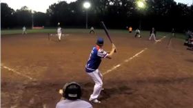 ▲洛夫特（Renaud Lefort）站左打區背後揮擊敲出全壘打。（圖／翻攝自SportsCenter推特）