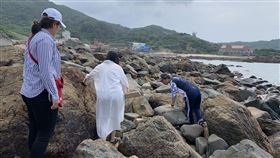 陳沐雄帶領馬祖青年討沰馬祖磯釣協會成員陳沐雄（右）是釣魚好手，常在釣魚時順便採集螺貝類，帶領馬祖青年在珠螺海域學習討沰，體驗海洋生物的尋寶樂趣與知識探索。　中央社記者邱筠攝　109年5月28日