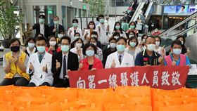 行動餐車感謝醫護辛勞新北市3輛行動餐車28日開往馬偕醫院淡水院區，由市府社會局副局長許秀能（前右4）代表向醫護人員致意。（社會局提供）中央社記者黃旭昇新北傳真　109年5月28日