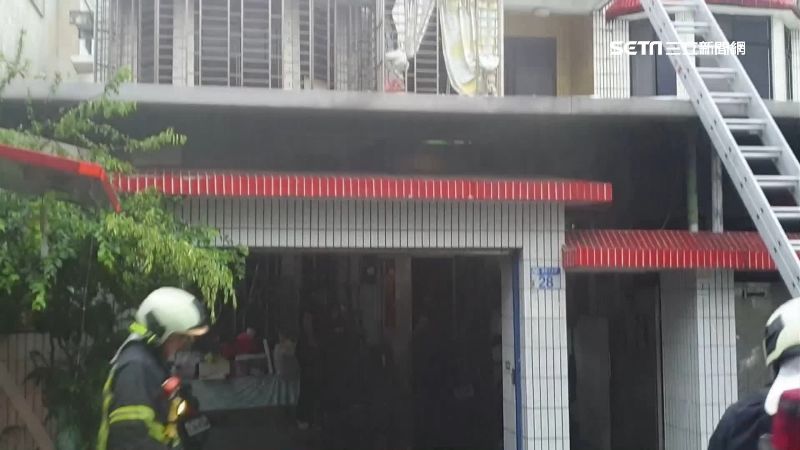 透天厝火警婦受困　分隊長踩空摔傷