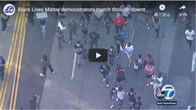 非裔男子,警察壓制,上街示威,洛杉磯,砸毀警車窗戶(youtube)