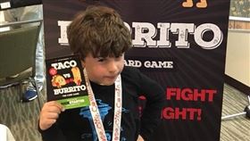 西雅圖有位9歲的創業家男孩，2019年年收入超過100萬美元（約新台幣3000萬元），他發明的紙牌遊戲在疫情期間是美國電商平台上的熱門款遊戲。(圖/翻攝自臉書)