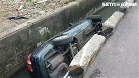 台中轎車撞進大排水溝
