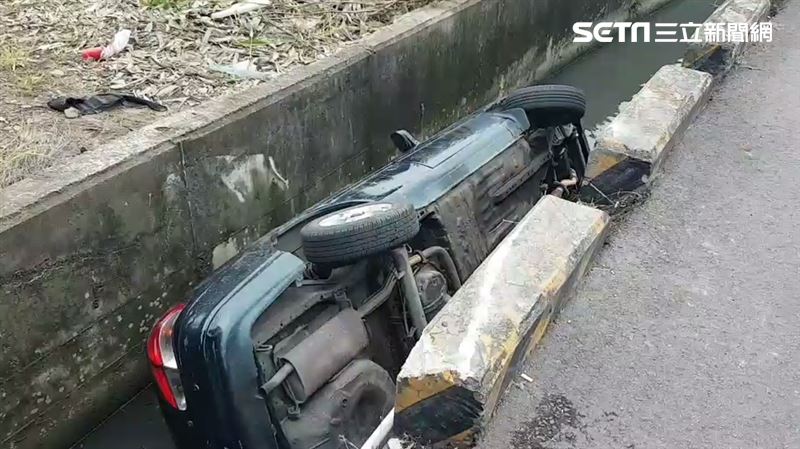 7旬母開車載女翻進大排　1命危2傷