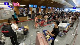 越南首派專機來台接僑民  桃機旅客湧現（1）疫情爆發以來，越南29日首度派專機來台載回越南民眾，300多名越南旅客上午擠爆機場，越南航空與中華航空公司迅速為旅客辦理登機手續。中央社記者邱俊欽桃園機場攝　109年5月29日