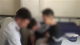 8歲童失手「拉鍊夾小鳥」…哭喊「都給我弄壞」消防員笑瘋（圖／翻攝自澎湃新聞）