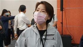 文華東方酒店回饋北市府　黃珊珊：已協商展延台北市副市長黃珊珊（前）29日上午出席「台北創業家防疫教戰」記者會後受訪表示，針對台北文華東方酒店每年回饋客房、宴會廳供北市府使用，已跟業者協商，客房部分可展延繼續使用，至於違反勞基法等規定則依法辦理。中央社記者劉建邦攝　109年5月29日