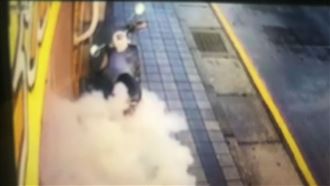 電動車充電「濃煙狂噴」下秒只剩骨架