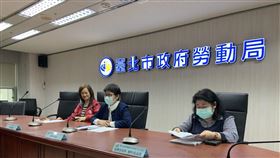 台北市勞動局長陳信瑜親上火線說明文華東方大量解僱狀況。（圖／記者陳宜加攝影）