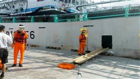 首艘魷釣船返台　邊境防疫滴水不漏（1）109年首艘魷釣漁船29日返台，碼頭防疫人員嚴陣以待，52名船員在前鎮漁港下船接受高規格邊境防疫措施，並搭乘防疫遊覽車住進防疫旅館。中央社記者程啟峰高雄攝　109年5月29日