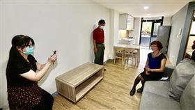 警察宿舍轉型社會住宅（2）位於高雄市前金區屋齡52年的5層樓閒置老舊警察宿舍，經過1年的施工，29日竣工成為「老青共居」社會住宅，室內空間裝潢及設備俱全。中央社記者董俊志攝　109年5月29日