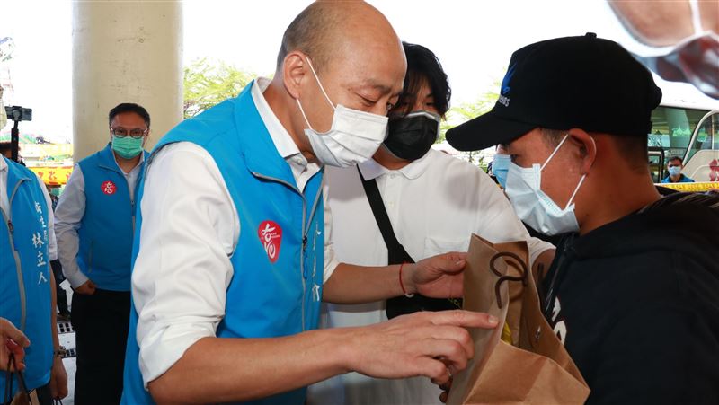 韓國瑜嗨跟遠洋船員握手　阿中說母湯
