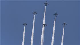 日本藍色衝擊波6機編隊飛越東京為鼓舞與疫情奮戰的醫療人員並表達謝意，日本航空自衛隊的「藍色衝擊波」飛行表演隊，29日6機編隊點亮機體藍燈，在東京上空進行約20分鐘的「感謝飛行」。中央社記者楊明珠東京攝　109年5月29日