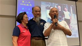 35年前駕戰機失事　許德英換個跑道再起飛前空軍飛官許德英（中）民國74年駕駛F-5E戰鬥機失事，彈出機外落在台南市新營區新東國中操場，他29日重返校園，與當時為他急救的體育老師湯立新（右）和校護蘇瑞菊（左）相聚。中央社記者張榮祥台南攝　109年5月29日
