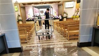 午後暴雨猛擊！北市二殯「水淹腳掌」