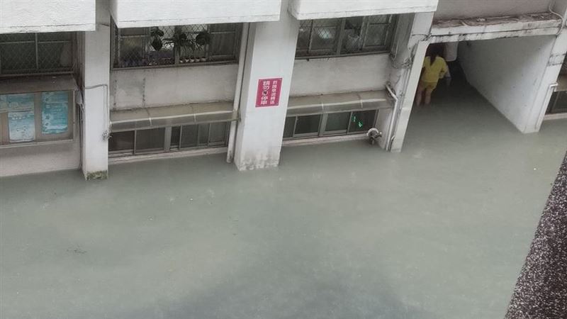 快訊／北市下暴雨　文山區2學校淹水