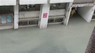 快訊／北市下暴雨　文山區2學校淹水