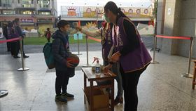 提前鬆綁防疫措施　花蓮6月起不強制戴口罩花蓮縣政府29日公布，將從6月1日起鬆綁防疫措施，進出學校、公家機關或長照據點等不強制戴口罩，但維持進入部分機構實名制登記。圖為2月25日國中小開學日，學生進入學校前量體溫。中央社記者張祈攝　109年5月29日