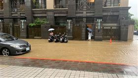 不斷更新／台北暴雨狂炸！文山區路面「泥流湧現」住戶驚呆（圖／翻攝自臉書社團）