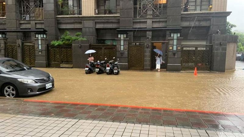 台北暴雨狂炸！文山區路段泥流湧現
