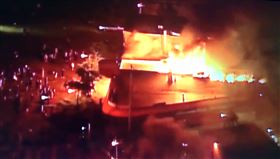 抗議民眾攻進警局縱火…警察全逃了
美國,種族歧視,執法不當,壓制,窒息,黑人,George Floyd,暴動,縱火
翻攝自推特