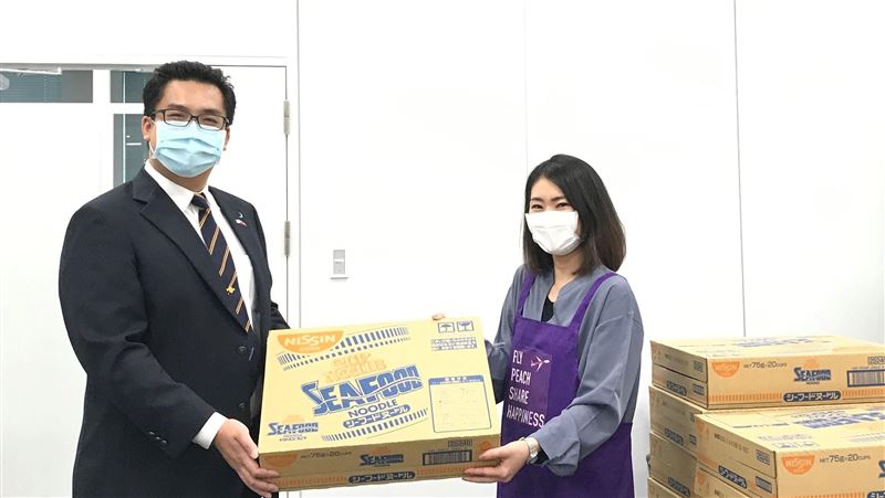 樂桃航空送機上杯麵　為台留學生打氣