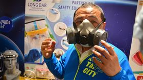 侯友宜體驗防護面罩2020新北市國際視訊採購商洽會即日起接受報名，新北市長侯友宜29日出席記者會時表示，資通信產業、智慧醫療與照護是新北廠商的強項，盼創造新台幣3億元以上商機。圖為侯友宜試戴防護面罩。中央社記者黃旭昇新北攝  109年5月29日