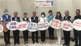 雲林宣布推出經濟弱勢大專生暑期工讀方案雲林縣長張麗善（中）29日宣布推出經濟弱勢大專學生暑期工讀方案，盼讓有經濟需求的青年學生打工族都能在暑假期間有穩定打工機會。中央社記者姜宜菁攝　109年5月29日