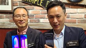 LG在台推首款5G手機  今年銷量拚50%成長備戰5G換機潮，台灣LG電子29日在台推出首款5G雙螢幕手機，目標全年銷售年成長50%以上。圖左為台灣LG電子董事長宋益煥、右為台灣LG電子電信通路營業部協理陳逸思。中央社記者江明晏攝  109年5月29日