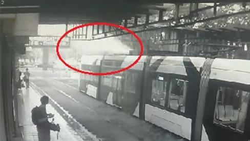 高雄輕軌事故　車頂燒成黑洞乘客驚逃