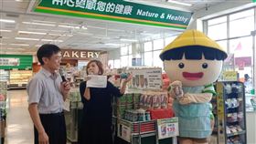 水保局力推  彰投雲嘉農產隊進軍連鎖超市行政院農委會水保局南投分局推出「農萊在地好物」品牌，並與楓康超市合作，讓民眾可在48家門市買到彰化、南投、雲林、嘉義的優質農產品。29日在楓康超市草屯店宣傳。（水保局南投分局提供）中央社記者蕭博陽南投縣傳真  109年5月29日